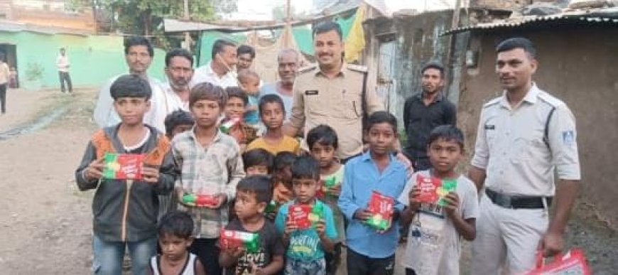 दीपावली पर खकनार थाना प्रभारी ने बांटी खुशियां