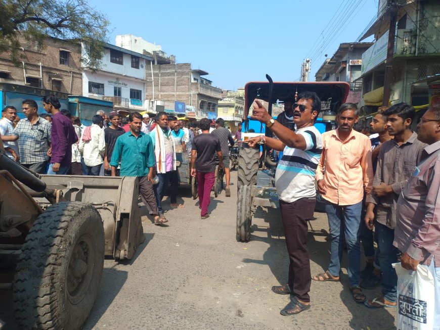 नगर निगम  द्वारा खुले में बिक रहे 14 किलो मांस को जब्त कर जुर्माना वसूला