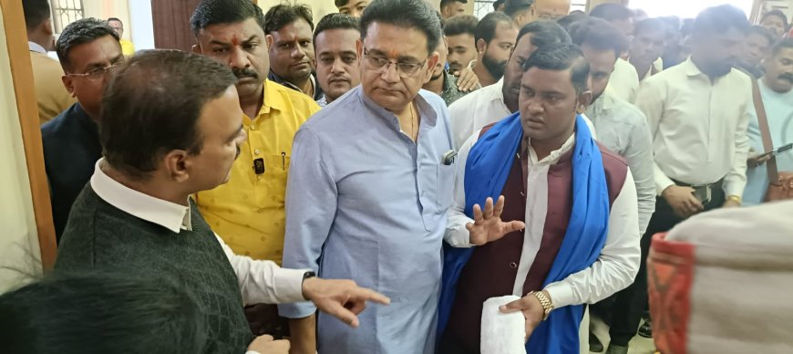 बाबा साहब समर्थकों ने किया नगर निगम का घेराव,भाजपा कांग्रेस नेताओं ने भी दिया समर्थन