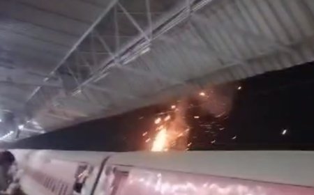 बुरहानपुर रेल्वे स्टेशन पर ट्रेन के डिब्बे पर चढ़ा शख्स, किया कुछ ऐसा की हो गया बलास्ट