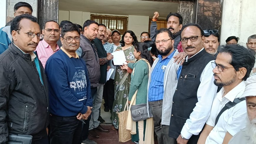 प्राचार्य की हत्या की विरोध में ज्ञापन