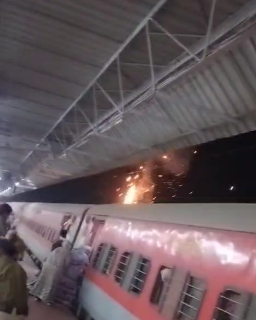 बुरहानपुर रेल्वे स्टेशन पर ट्रेन के डिब्बे पर चढ़ा शख्स, किया कुछ ऐसा की हो गया बलास्ट