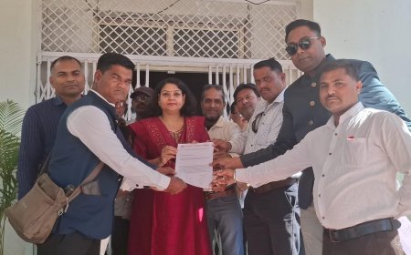 पत्रकार मुकेश चंद्राकर के परिजनों को आर्थिक मदद देने सहित पत्रकारों की सुरक्षा के लिए कड़े कानून बनाने के लिए सशक्त पत्रकार समिति द्वारा सौंपा ज्ञापन
