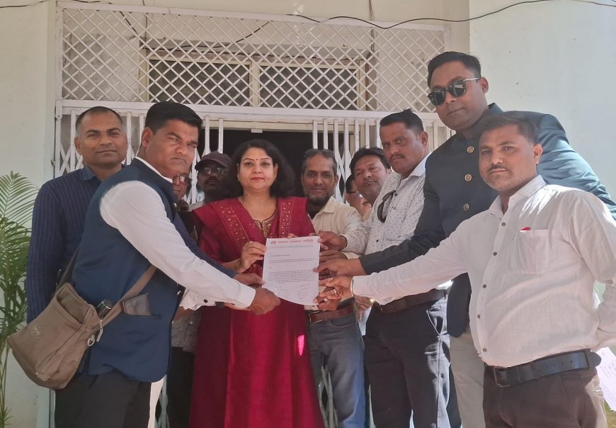 पत्रकार मुकेश चंद्राकर के परिजनों को आर्थिक मदद देने सहित पत्रकारों की सुरक्षा के लिए कड़े कानून बनाने के लिए सशक्त पत्रकार समिति द्वारा सौंपा ज्ञापन