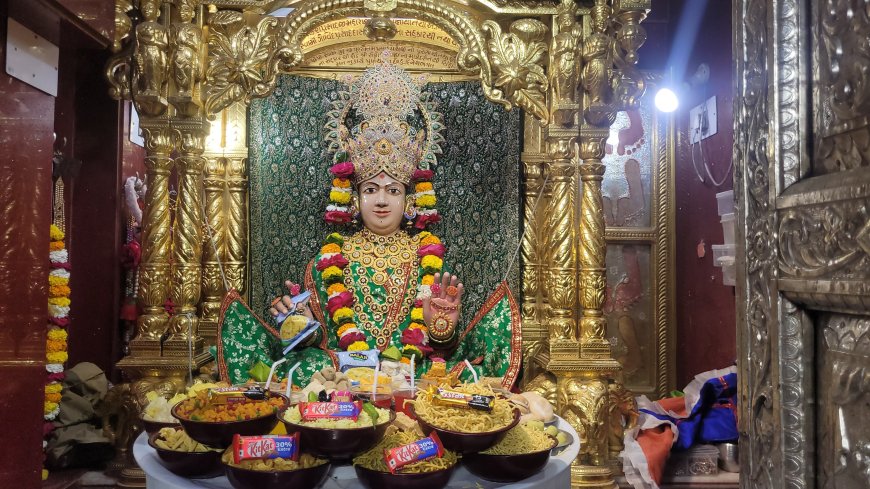 भगवान का 154 लीटर दूध से अभिषेक ,फूलो से राज्योपचार के बाद 154 व्यंजनों का भोग लगाया