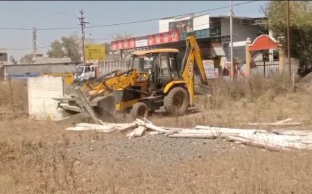 अतिक्रमण - शिवधाम कॉलोनी की बाउंड्रीवाल पर चला बुलडोजर