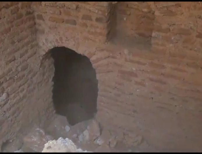 भवन निर्माण के लिए की गई खुदाई, मिला प्राचीन कमरा और गुप्त रास्ता
