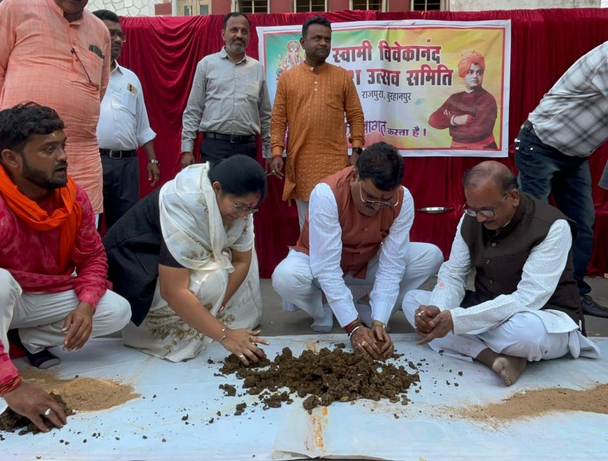 सांसद पाटील और विधायक दादू ने युवाओं के साथ होली दहन के लिये बनाये गोबर के कंडे